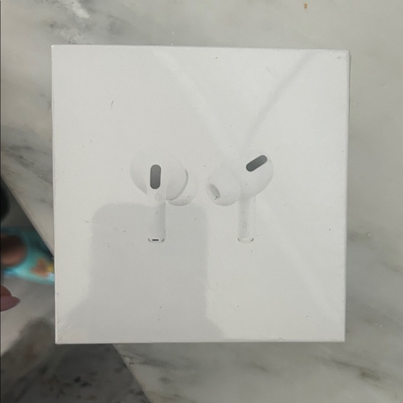 Apple AirPods Pro BRAND NEW in White - Picture 1 of 5
